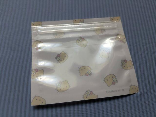 ジッパーケース総柄の裏は透明になっている