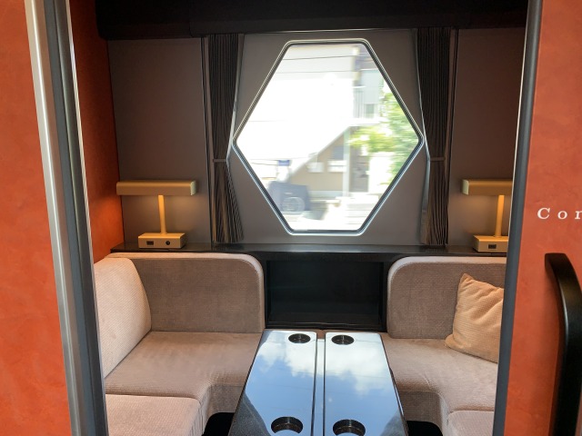 コの字型ソファーと可変テーブルを設えた「コンパートメント」