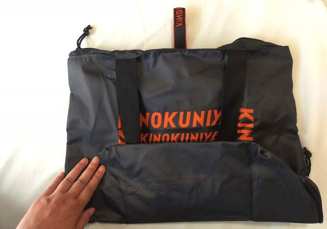 下からくるくると「トートバッグ」を折りたたみます