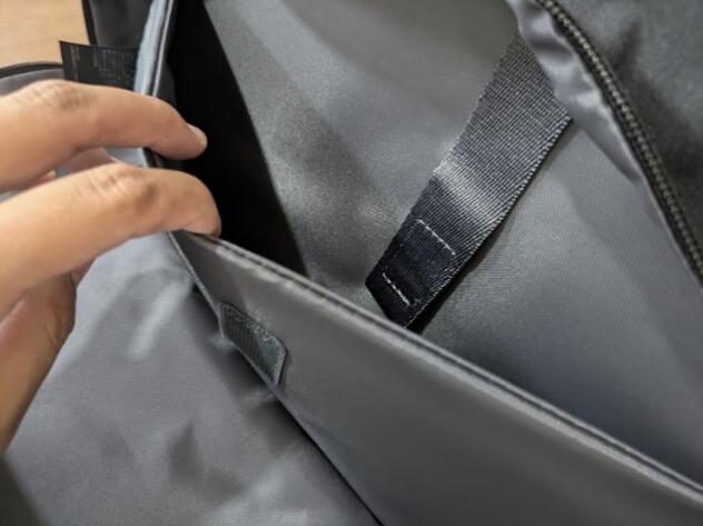 【ユニクロ ファンクショナルバックパック】内部の背中側にはクッション性のあるPCスリーブつき。15インチまでのノートPCが入ります!