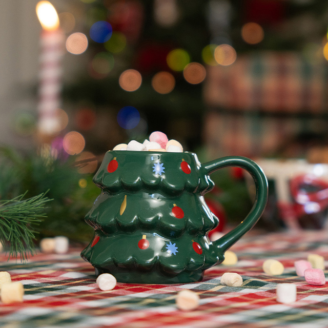 【フライングタイガー2025クリスマスアイテムランキング 第10位】マグ(クリスマスツリー) 880円