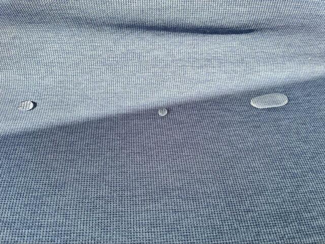 【ニトリ　肘付ストレッチソファカバー3人掛け用】水を弾いて全く生地に染み込みません