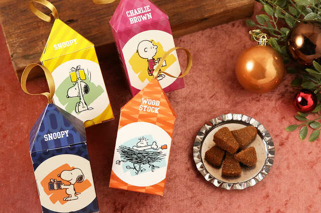 【PEANUTS Cafe】SWEETS BOX 2025（各税込767円）／バームクーヘンをオーブンでじっくりと焼き上げたショコラ味のラスク。ステッカー1枚入り！（全8種・ランダム）
