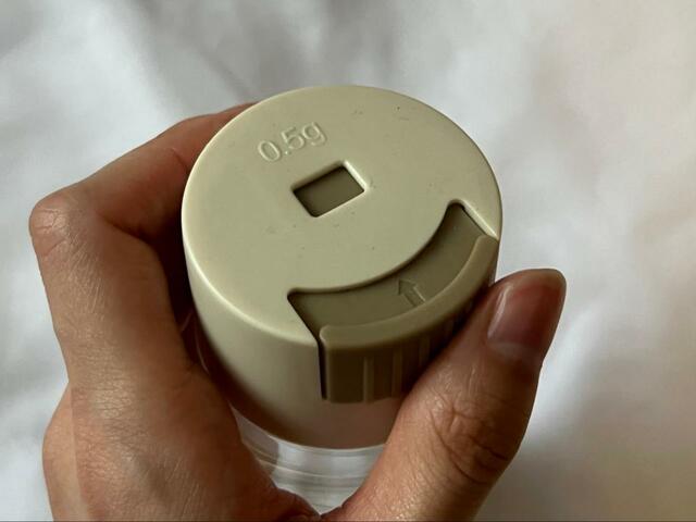 【3COINS+plus 定量調味料ボトル】「何gだっけ?」と分からなくなっても、0.5gと表記があるので助かる!