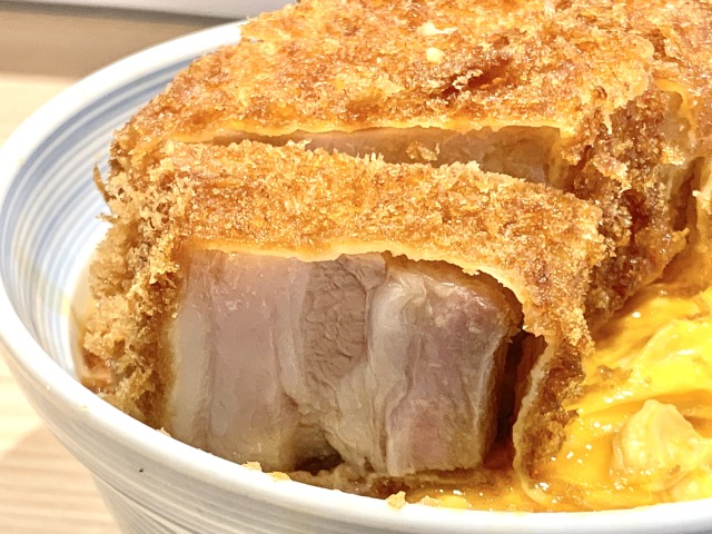 温かいうちに脂身部分を食すのがおすすめ