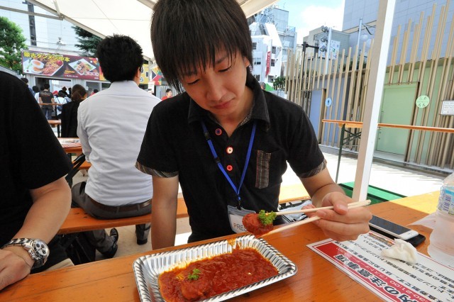 激辛グルメ祭り／さんざん迷った挙げ句、手前にあるゴツゴツした形のほうを選び、思い切って口に運んだ