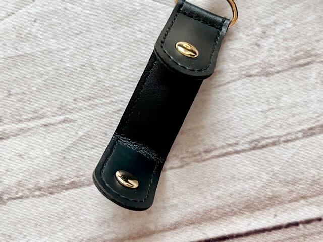 【Disney MICKEY MOUSE スマホショルダー BOOK】マルチキーホルダーはスナップボタンでつけられるタイプ