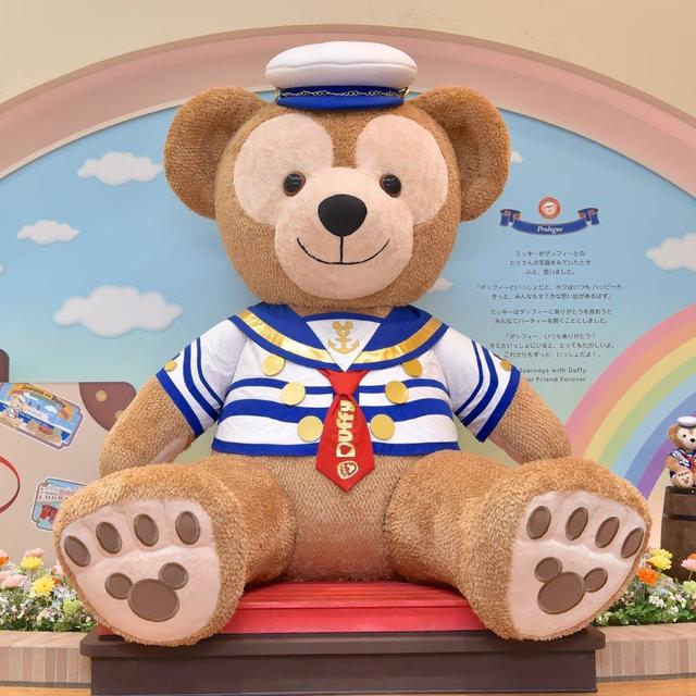 リゾートゲートウェイ・ステーションの改札内にある巨大ダッフィー　©Disney　撮影 / MezzoMiki