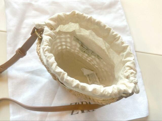 【ZARA ラフィアスタイル ミニクロスボディバッグ】バッグ内部にはコットン素材の巾着がついていて、外から荷物が見える心配なし！