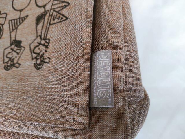 「PEANUTS」のロゴタグあり