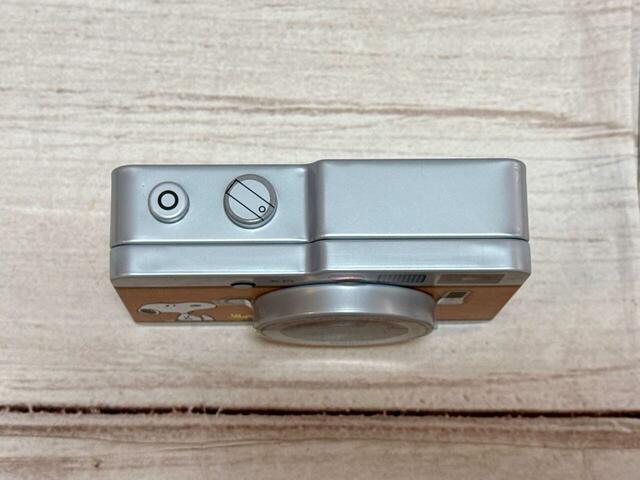 上部側面には、ズームボタンやシャッターボタンも！