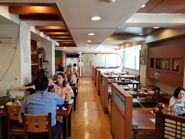 『ノンドゥロン・チャルポリパプ』の店内。座敷（右）もテーブル（左）もある