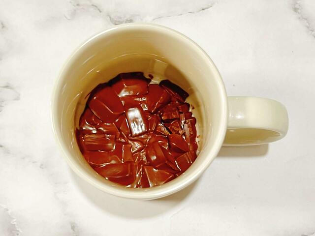加熱後のチョコ。まだかたまりがあります