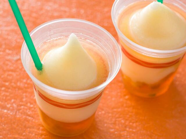 カクテルスムージー（ラム＆アップル） 780円｜「ディズニー・ハロウィーン」スペシャルメニュー｜東京ディズニーリゾート40周年“ドリームゴーラウンド”｜販売店舗：東京ディズニーランド「トルバドールタバン」｜発売日：2023年9月1日（木）