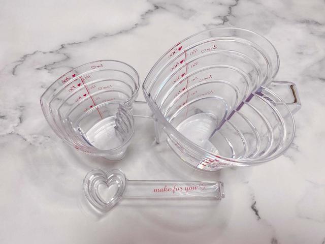 【NITORI】計量カップ（ハート 200ml）／税込610円・計量カップ（ハート 500ml）税込814円・計量スプーン（ハート）／税込304円