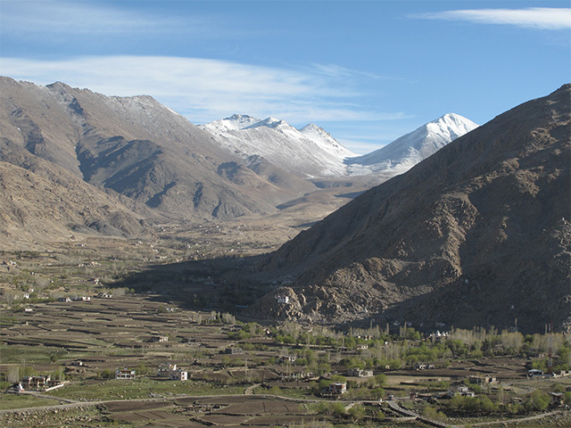標高が上がるにつれ、山の景色は雪で白味を帯びてくる。