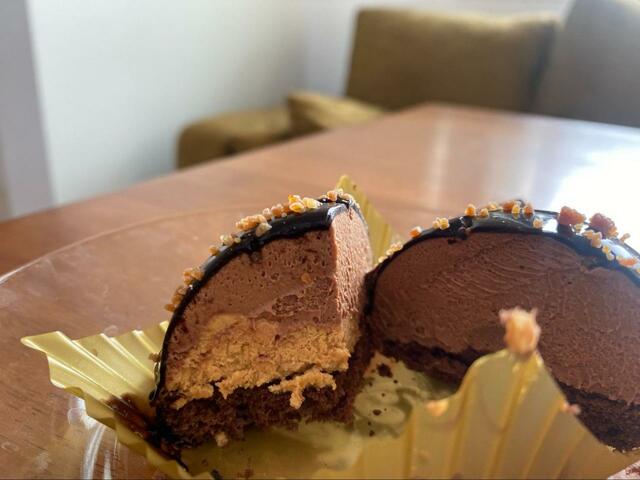 【ローソン×GODIVA Uchi Café×GODIVA ドームショコラ（アーモンドプラリネ）】3層で作られた贅沢スイーツ