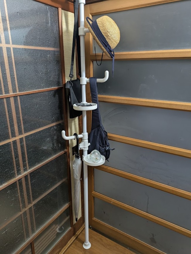 【ニトリ ワンタッチ式 突っ張りポールハンガー トレイ付き】ポールにはフック4本、さらに直径約15cmの丸いトレーを2つ付けられます。どちらも360度回転可能！