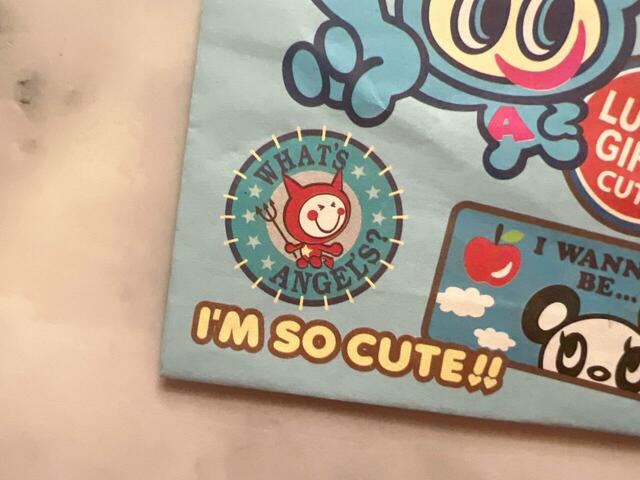 ステッカーをコラージュしたようなデザインがキュート