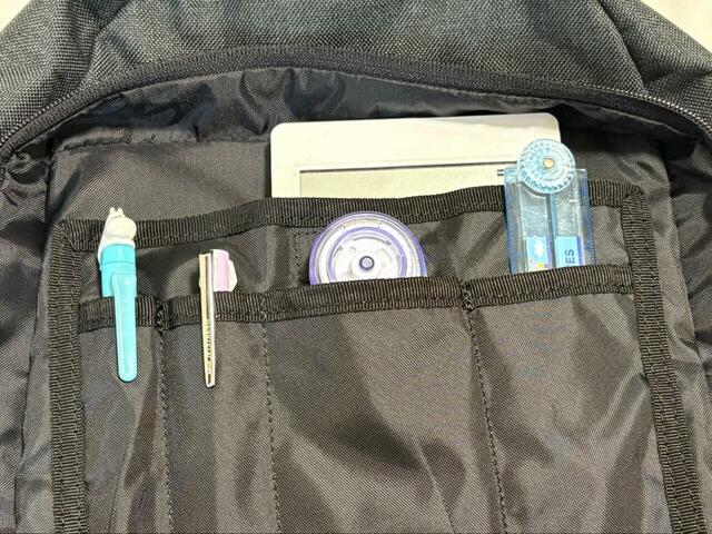 【アウトドアプロダクツ　 リュック ヘザーテクス】小物を分けて収納できるマルチポケットが凄い！細めのペンが入るポケットが2つ、少し大きめのポケットが2つ、A6サイズが入るポケットが1つあります