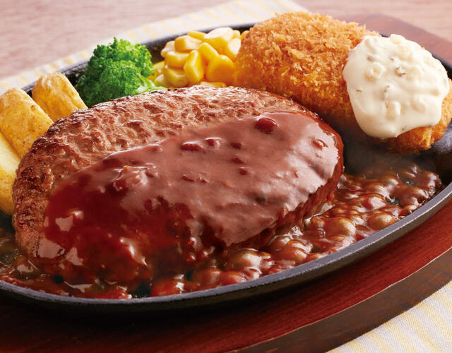 「ハンバーグ&かにクリームコロッケ」<価格:869円(税込955円)>【【ジョイフル】秋冬グランドメニューに「国産紅ずわいがに」使用のクリームコロッケや宮崎名物「チキン南蛮」が仲間入り!】