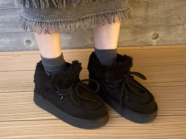 【niko and... オリジナルフェイクムートンモカシンブーツ】ショートブーツよりも短い、ハイカットスニーカーくらいの丈感がポイントです◎