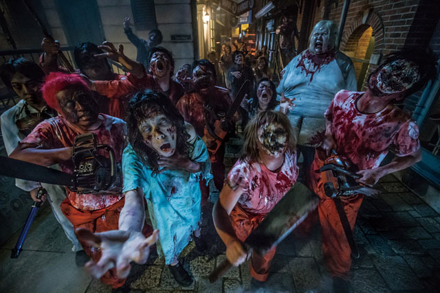 ユニバーサル・スタジオ・ジャパンで味わえる“超・恐怖体験”／街中で襲い掛かるゾンビたち