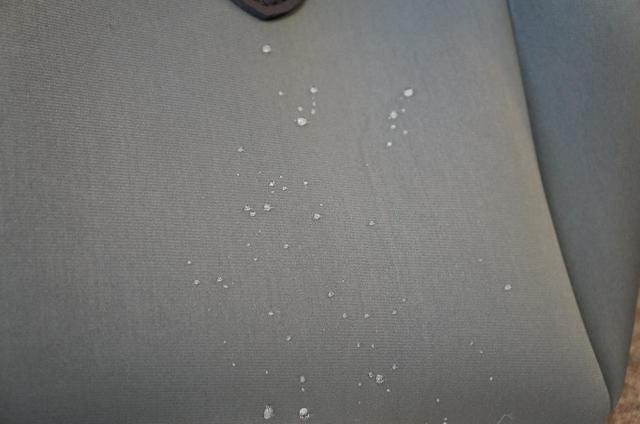 素材はポリエステルと発泡ウレタンです。