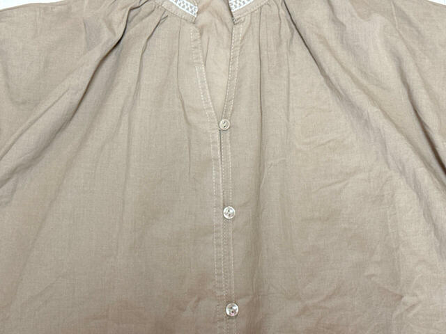 フロントにボタン付き。開ければ羽織としても着用可能