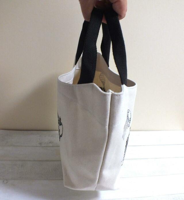 【カルディ紅茶バッグ】いろいろ物を入れてみるとこんな感じになります。