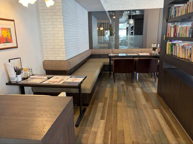 【さかい珈琲】テーブルの種類は多様で、一人でも二人でも大人数でも楽しめます