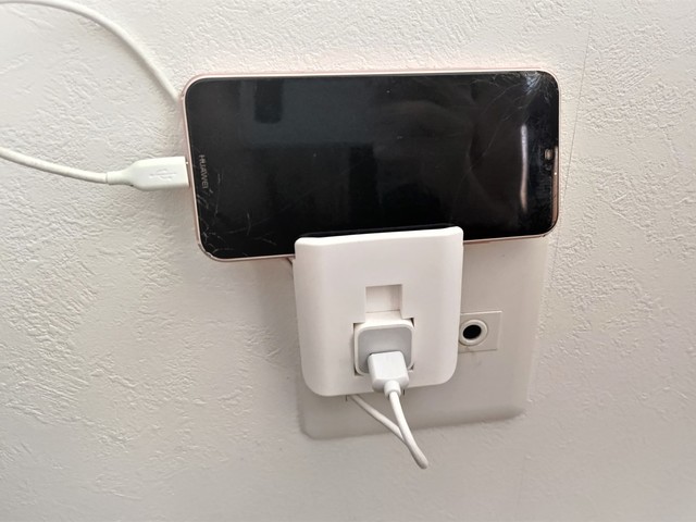 【キャンドゥ】充電器ホルダー（ホワイト）