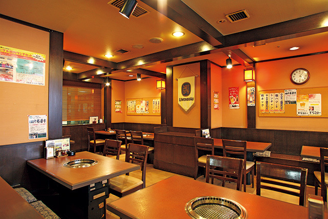 焼肉レストラン なんざん　内観　40席のテーブル席と32席の掘りごたつ席を用意