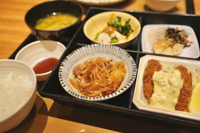 【やよい軒　かきフライシリーズ】彩豊かな盛り付け「かきフライ御膳　1,190円」です。