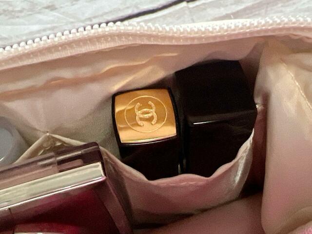 ポケットには口紅が2本入ります