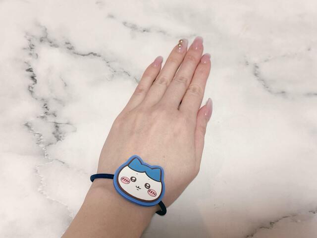 【ちいかわ ラバーヘアゴム】腕につけてみました。存在感のある大きさなので、大人は髪をまとめる用途というより、コード類を結んだりするのに使いやすそう!