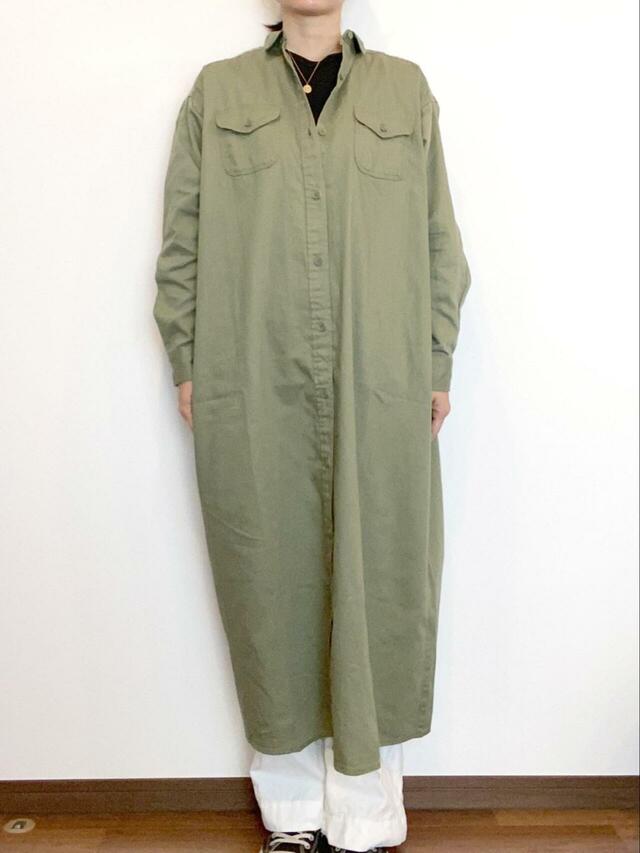 【AMERICAN HOLIC Wポケットシャツワンピース】縦長効果が期待できるIラインなので、ダボついた印象はありません♪