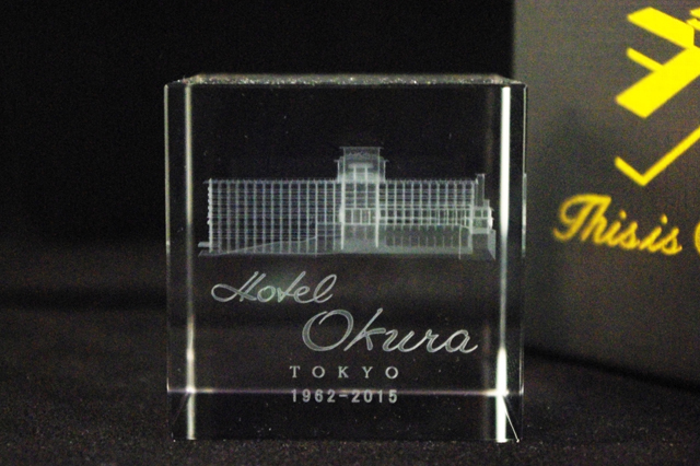 「ホテルオークラ東京」調度品を再利用したペーパーウェイト