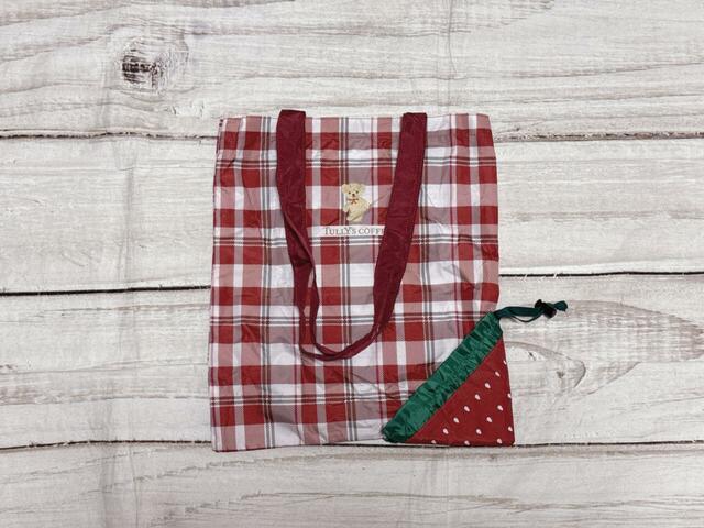 たたみ方は簡単。まず、エコバッグを正面に置き、持ち手を前側に倒します