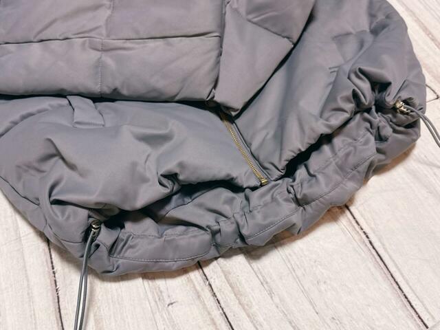 裾にドロスト付きで調整可能なので、シルエットの変化が楽しめます