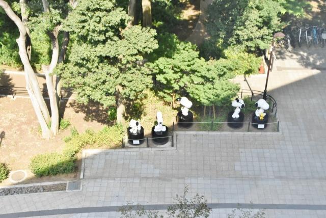 階段の踊り場から見えるスヌーピーのオブジェ