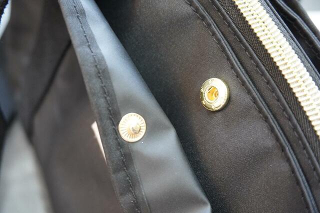 両サイドの収納にはスナップボタンがついている