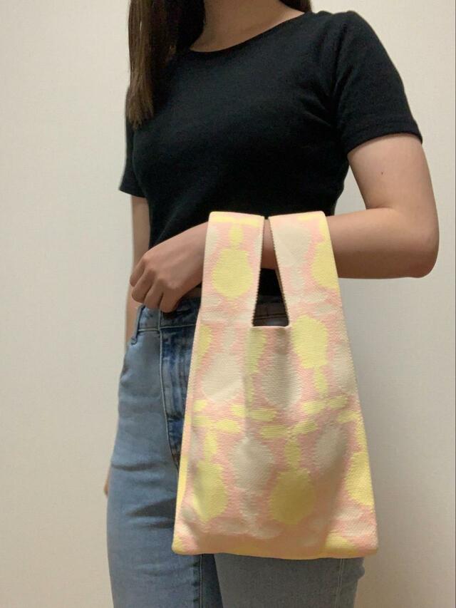 カジュアルなコーデに似合うのでちょっとした買い物に便利【タリーズコーヒー×LOONEY TUNES】コラボグッズ「ジャガードトート（トゥイーティー）」1,980円（税込）