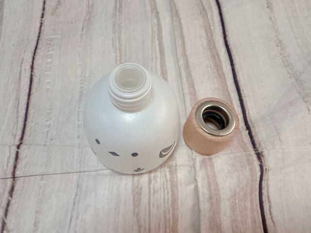 まずは木のふたを外します