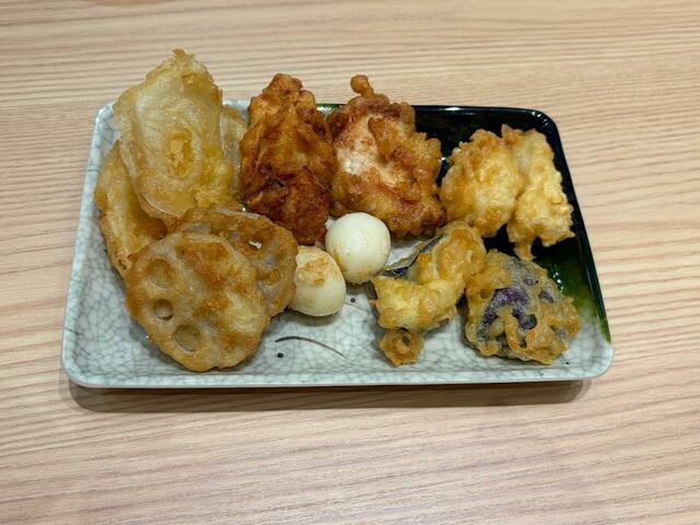 【小麦晴れ 食べ放題/天ぷら】筆者が食べた天ぷらセットです(れんこん、たまねぎ、かしわ、うずら、なす、いかを食べました。これだけの種類が食べられてうどんの料金に含まれているのでコスパがとてもよく感じました