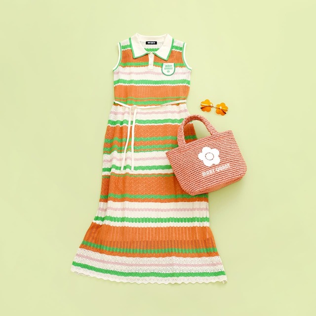 【マリークワント】「マルチボーダークロッシェポロ ワンピース」¥18,150、「クロッシェラフィアライク トート」¥14,850、「デイジーレンズ サングラス」¥7,150