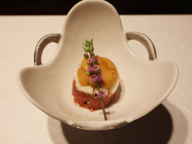 「大間の鮪づくし会席」先付けの鮪と雲丹のあられ和え黒にんにく風味