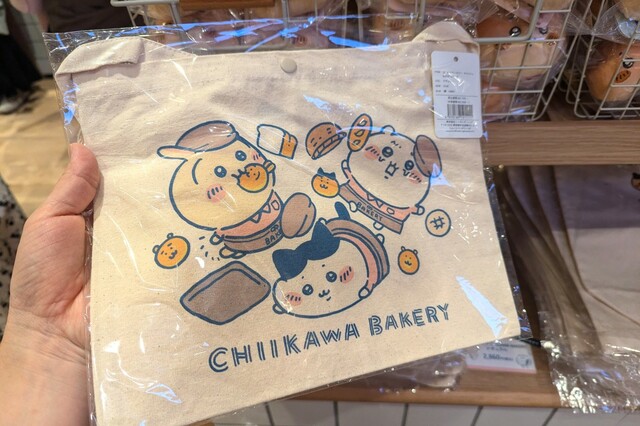 【ちいかわベーカリー】「ちいかわベーカリー サコッシュ 転びまくるトリオ ナチュラル」2,750円