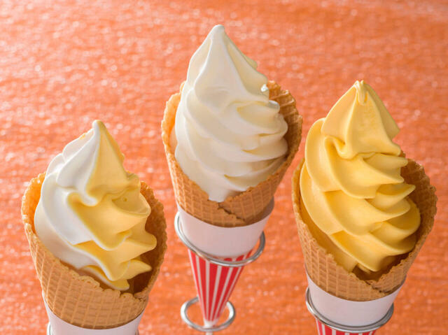 ソフトクリーム（パンプキン／ミルク／ミックス） 各500円｜東京ディズニーランド「スクウィーザーズ・トロピカル・ジュースバー」｜東京ディズニーリゾート「ディズニー・ハロウィーン」スペシャルメニュー