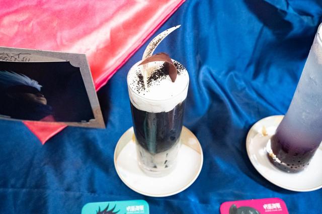 白黒カフェオレ｜ユニバーサル・スタジオ・ジャパン「呪術廻戦」スペシャルメニュー